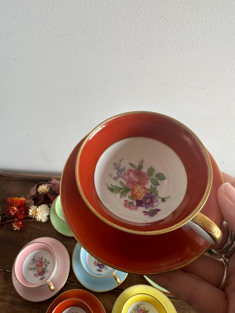 Service à café fleuri en porcelaine colorée
