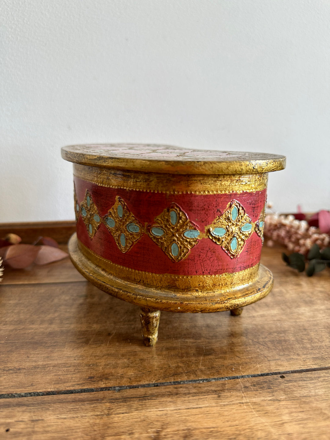 Coffre en demi lune style florentin rouge et or