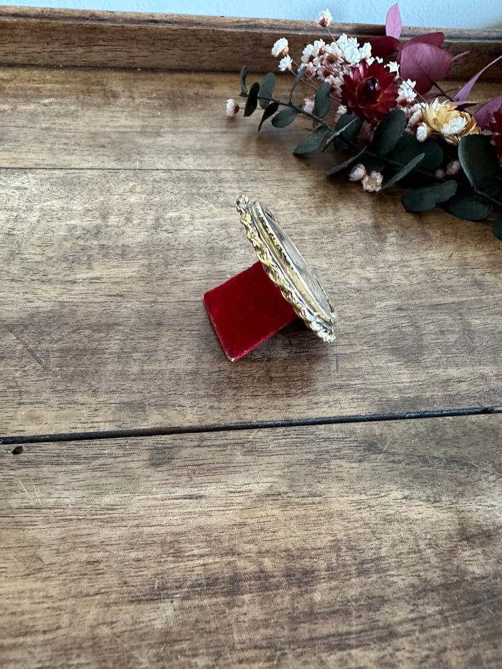 Médaillon à poser de la Vierge cerclé de métal doré