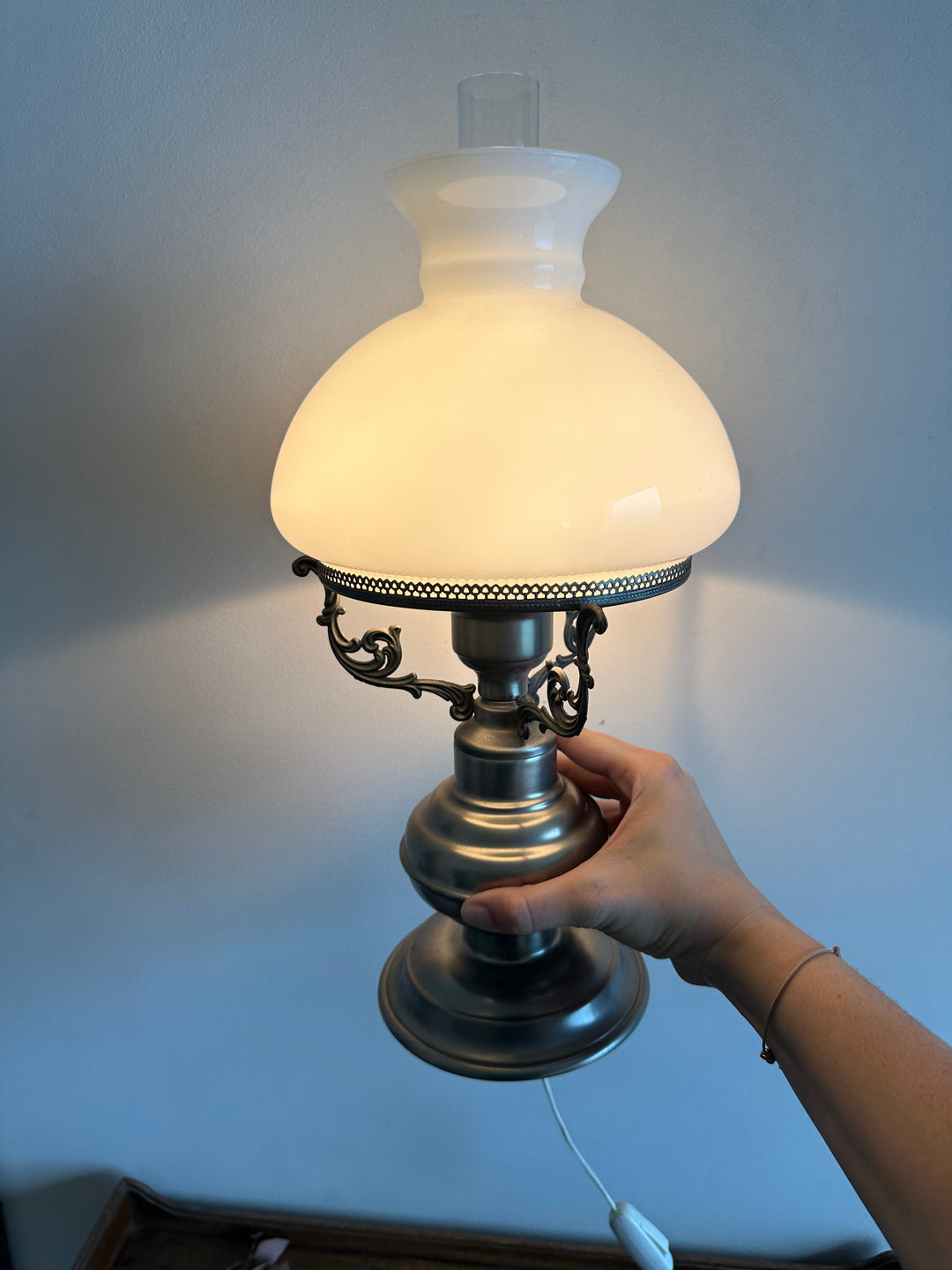 Lampe en étain globe en opaline blanche