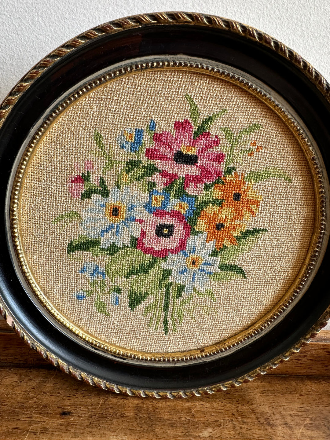 Broderie ronde cerclée de gris bleuté bouquet de fleurs printanier
