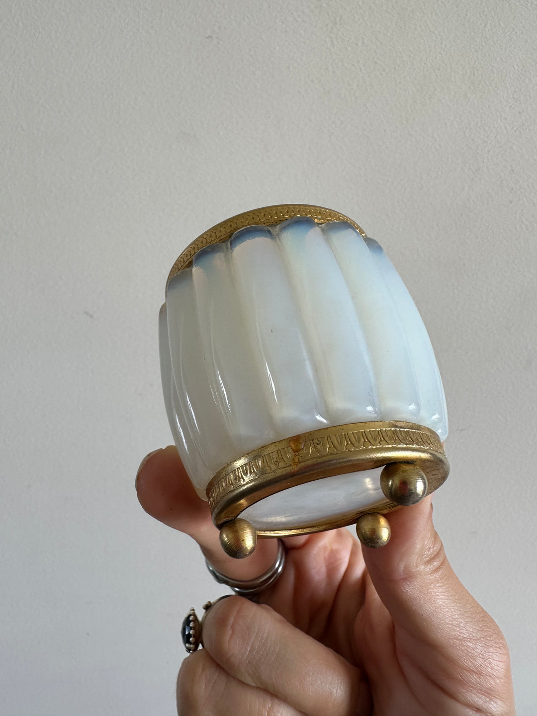 Pot en opaline cerclé de bronze doré