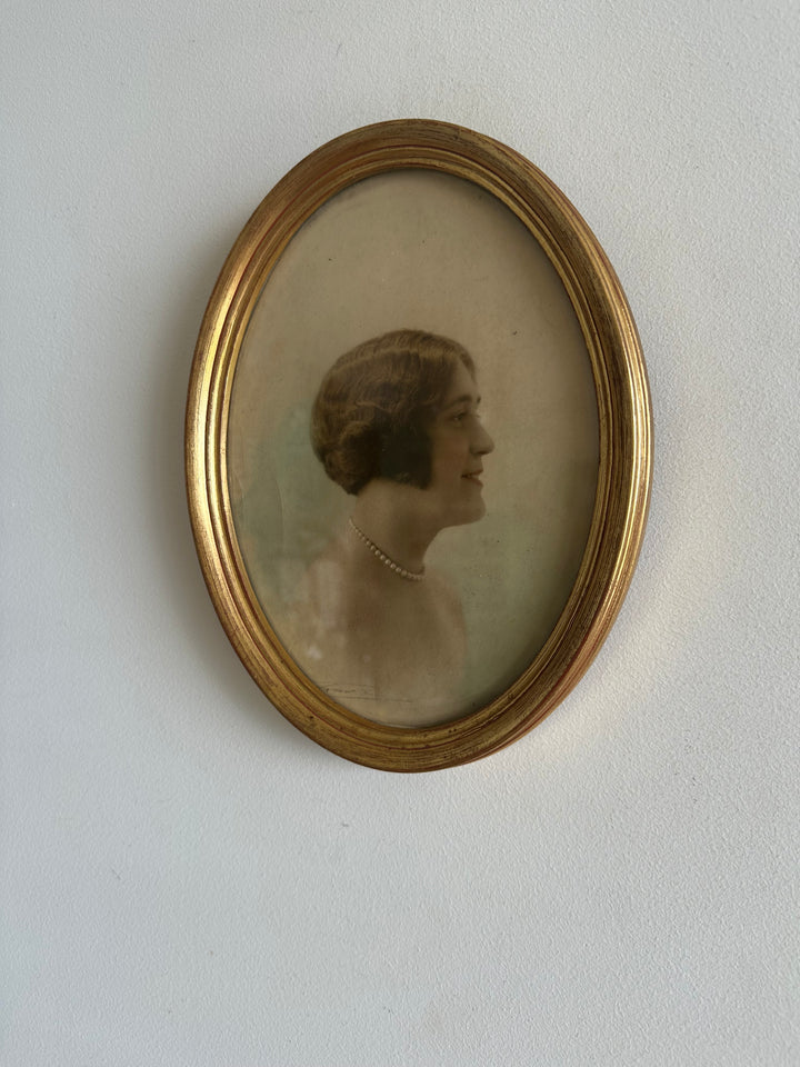 Portrait jeune femme de profile collier de perle 1920