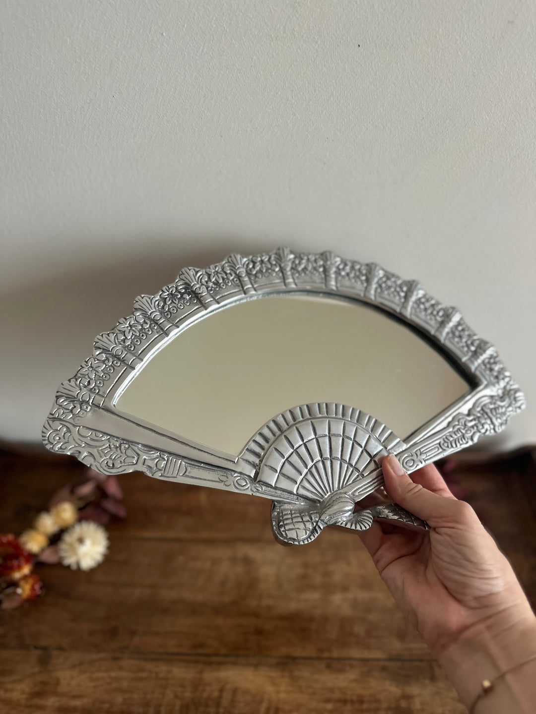 Miroir en forme d'éventail en étain années 80