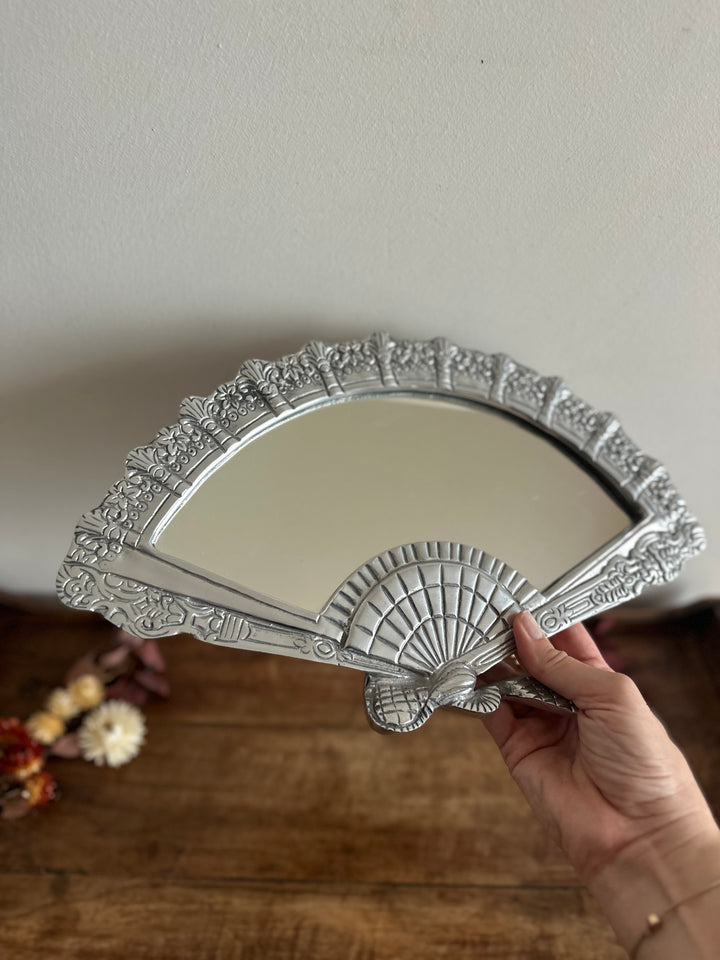 Miroir en forme d'éventail en étain années 80