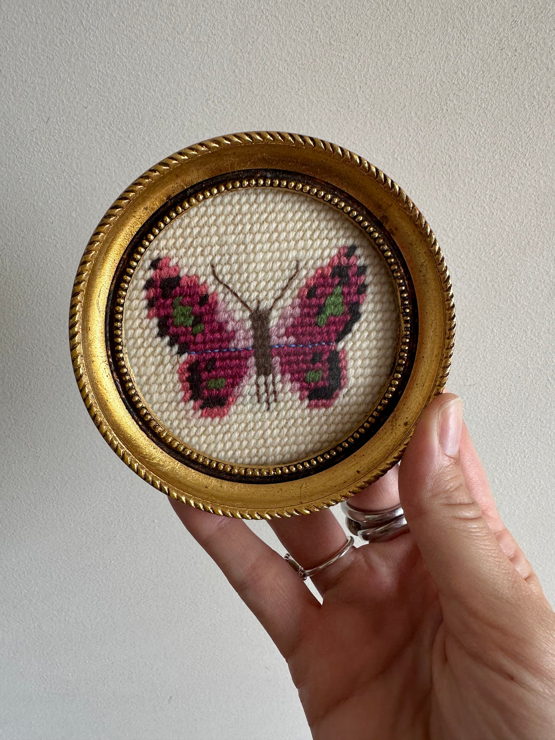 Broderie point de croix motif papillon cadre rond en bois