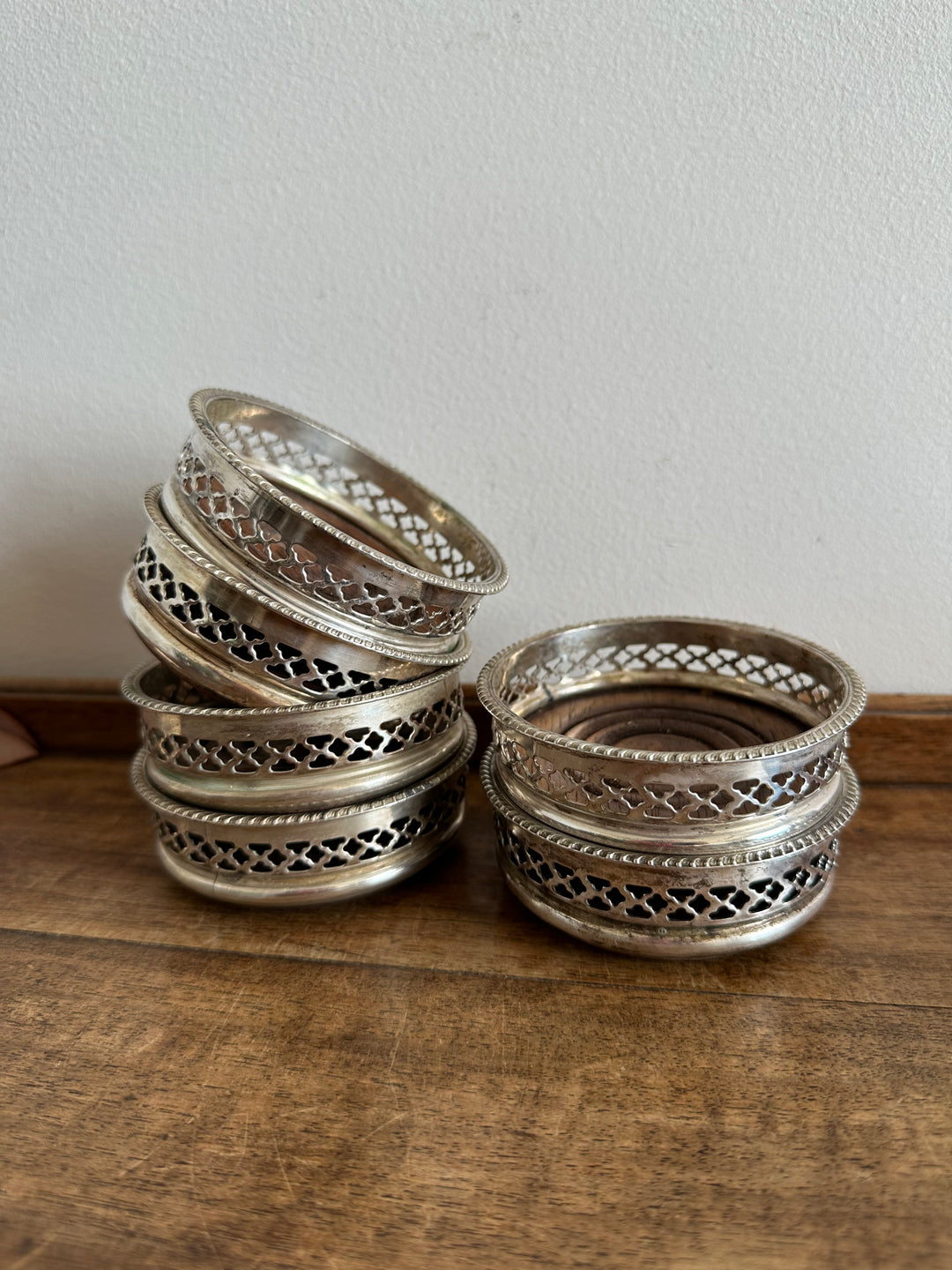 Sous-verres en bois cerclé de métal argenté