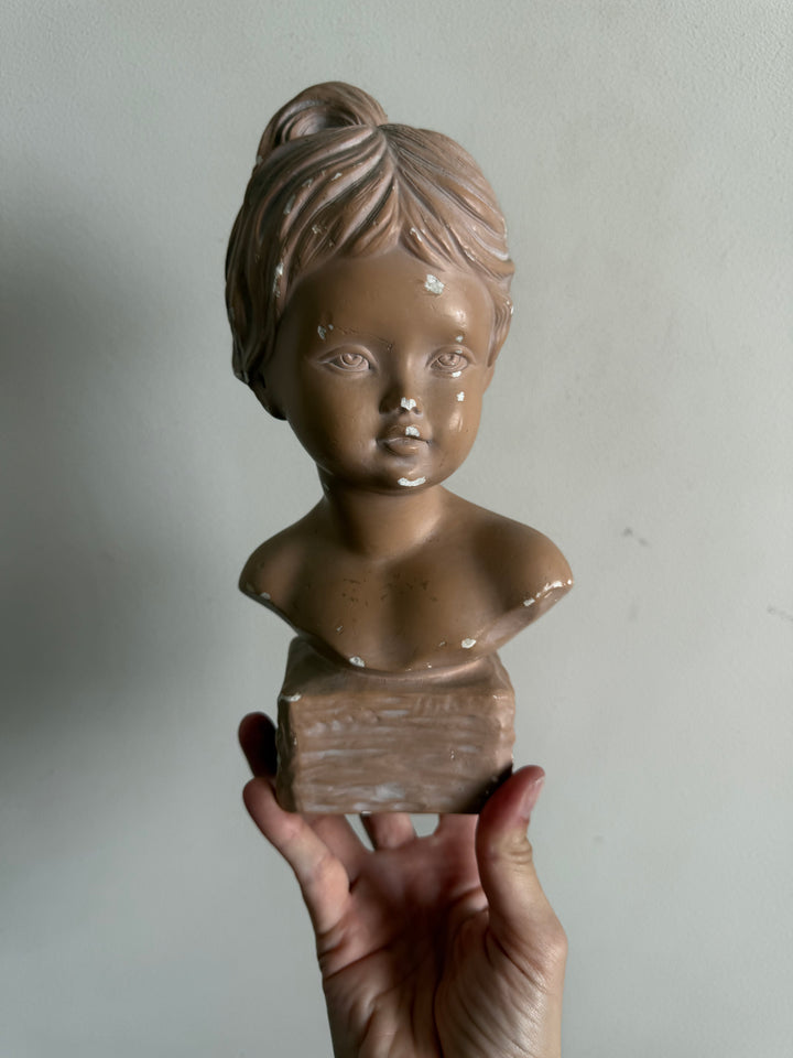 Buste jeune fille en platre rose