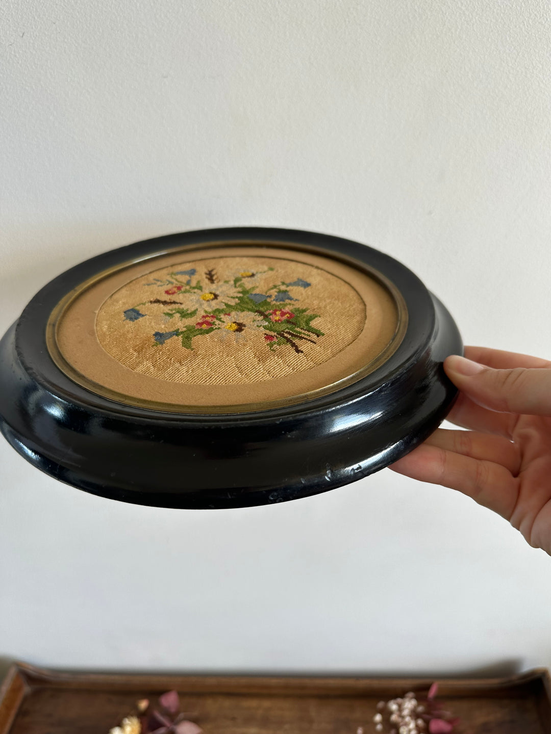 Broderie florale 19ème cadre en bois rond foncé