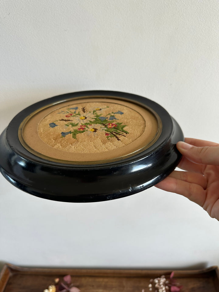 Broderie florale 19ème cadre en bois rond foncé