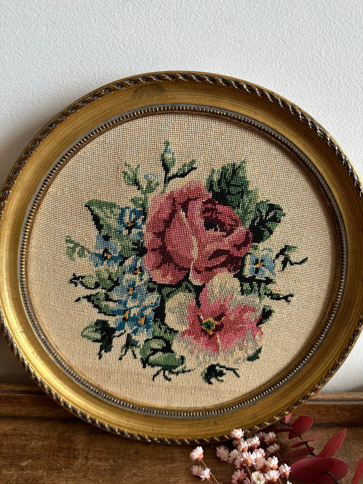 Broderies anciennes encadrées rondes