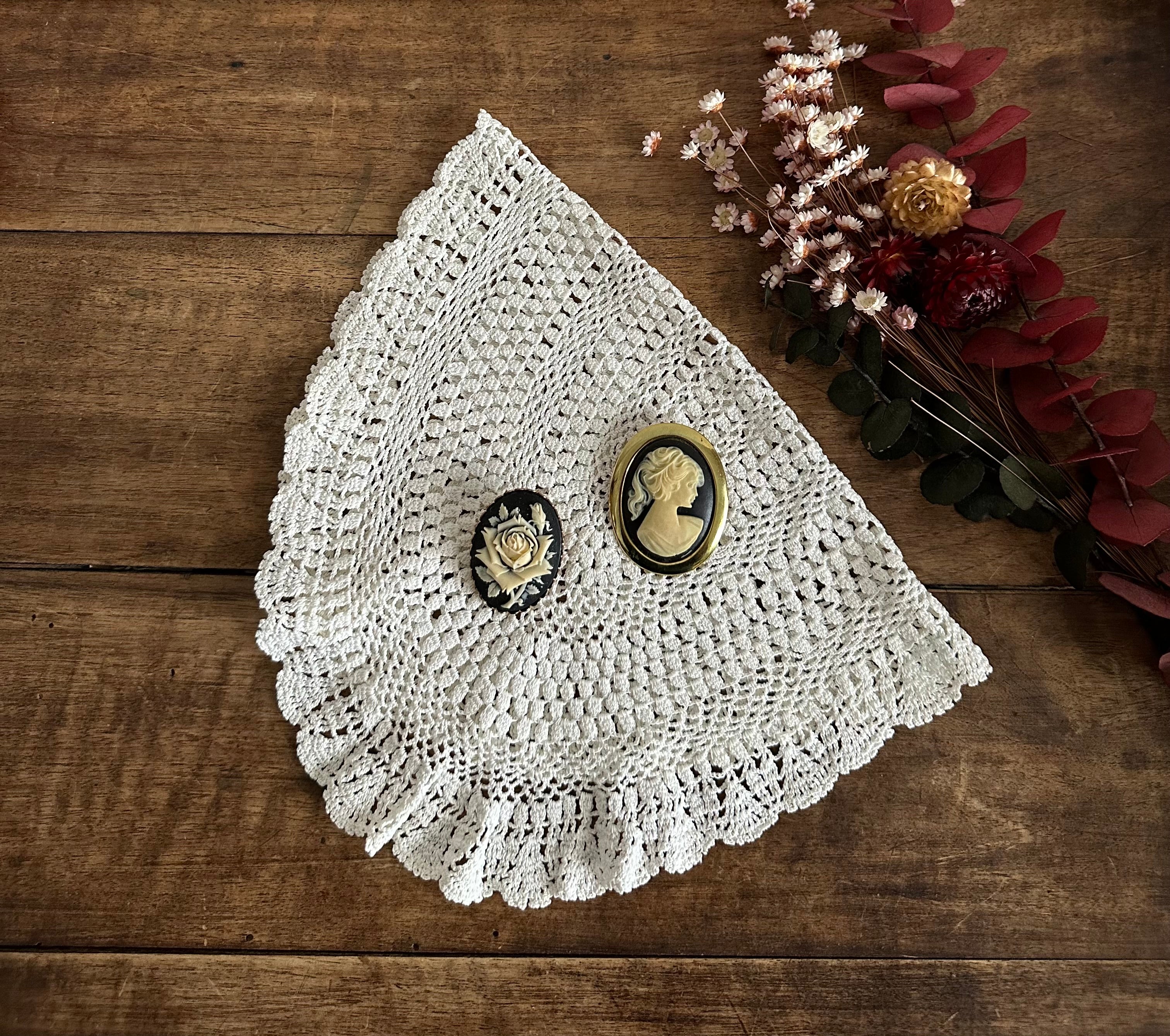 Broche Vintage Métal Doré Style Rétro