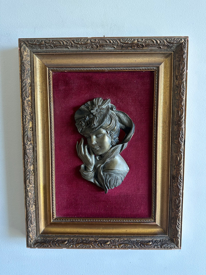 Portrait de jeune femme en étain sur velours Les étains du Prince