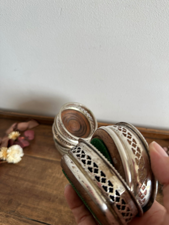 Sous-verres en bois cerclé de métal argenté