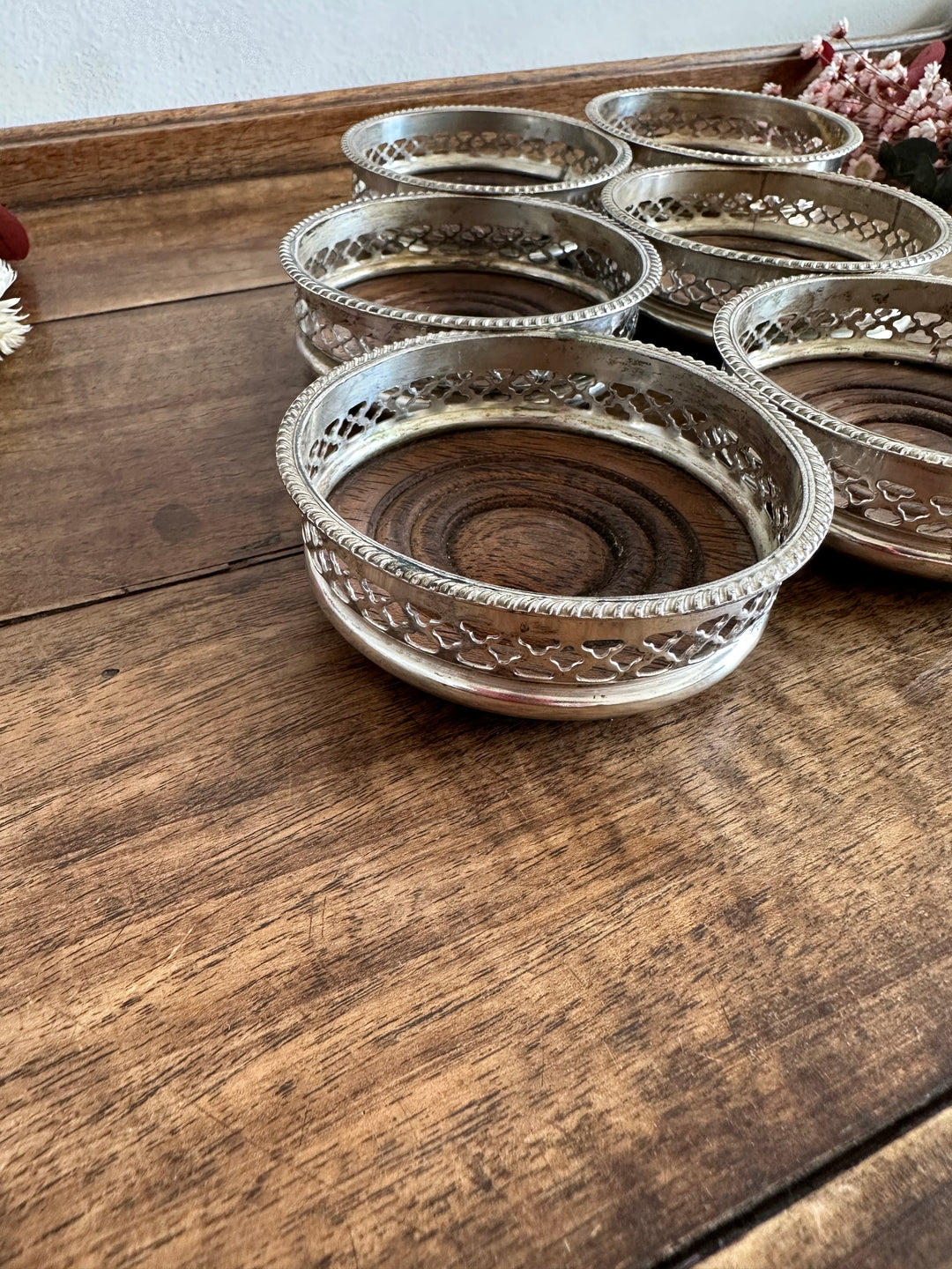 Sous-verres en bois cerclé de métal argenté