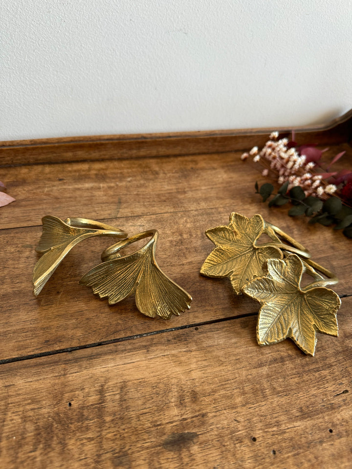 Ronds de serviettes en laiton doré motifs feuilles de chêne