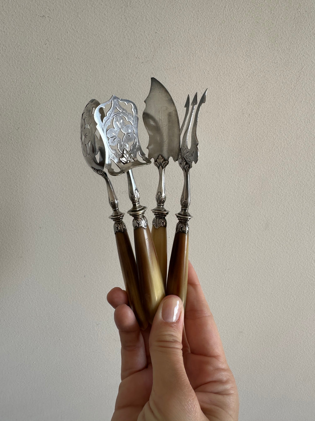 Couverts de service en métal argenté manches en bakélite