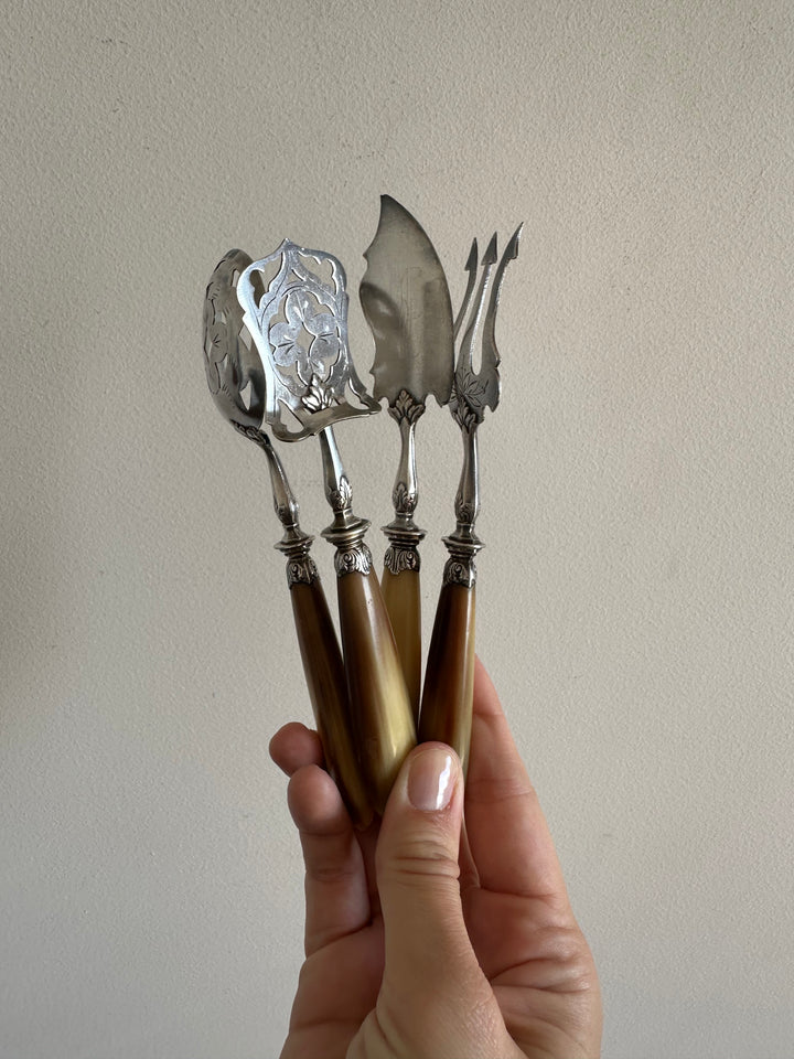 Couverts de service en métal argenté manches en bakélite