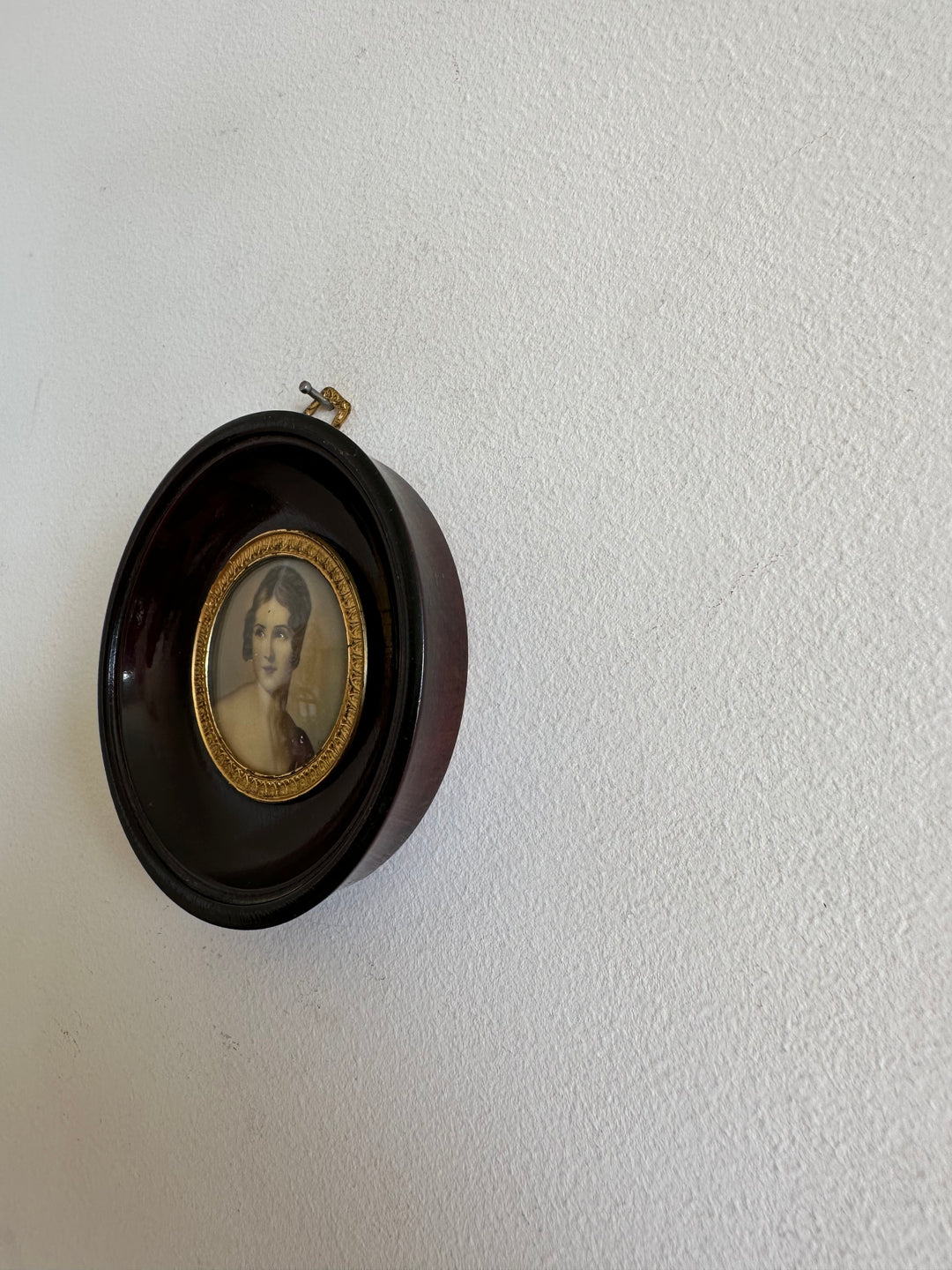 Médaillon miniature portrait de femme années 30 cerclé de laiton doré