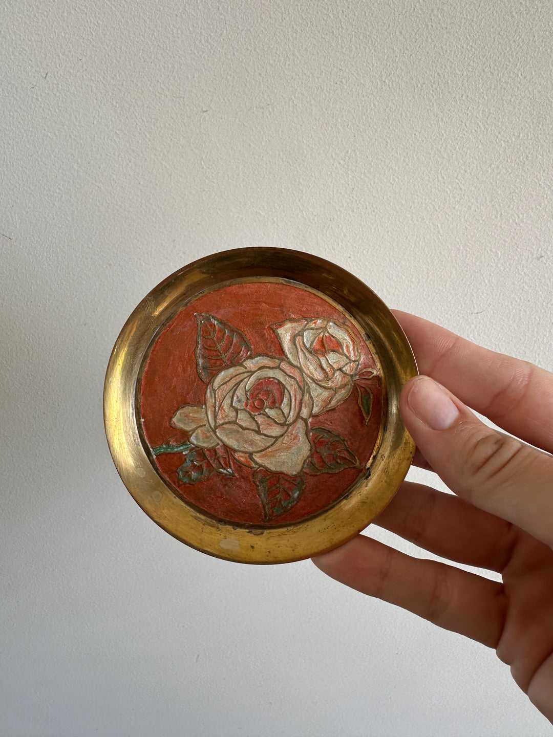 Coupelles en laiton émaillé tons orangés motifs roses blanches