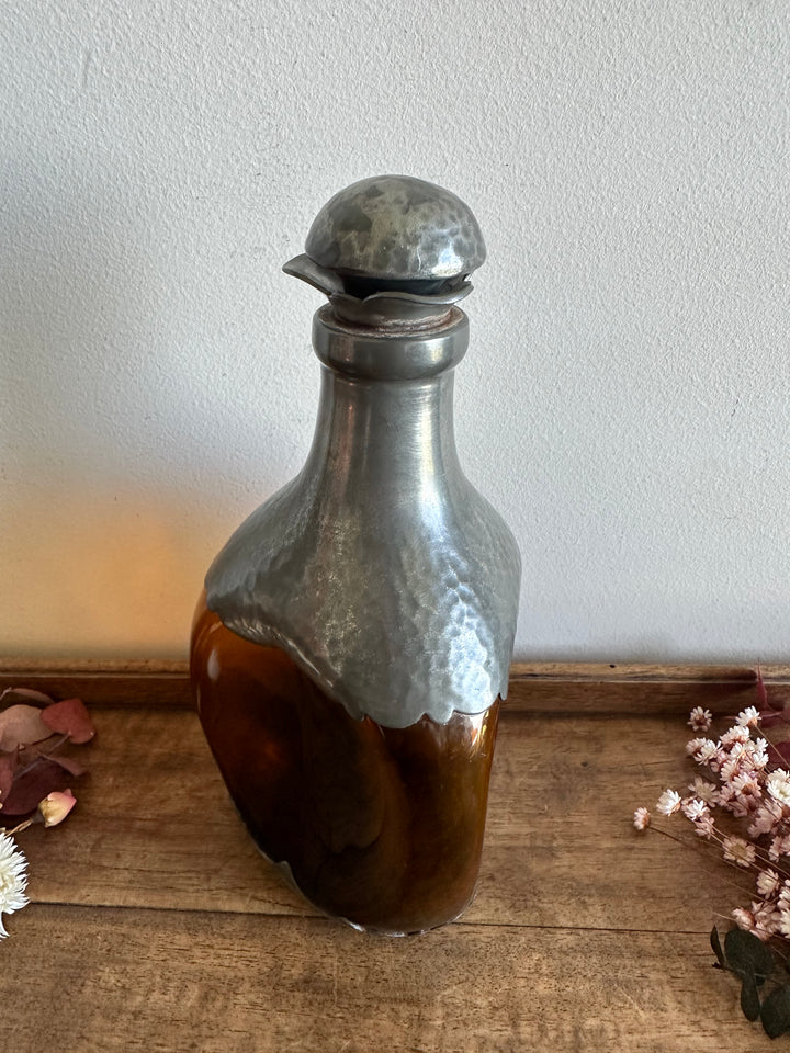 Bouteille en verre ambré décorée d'étain