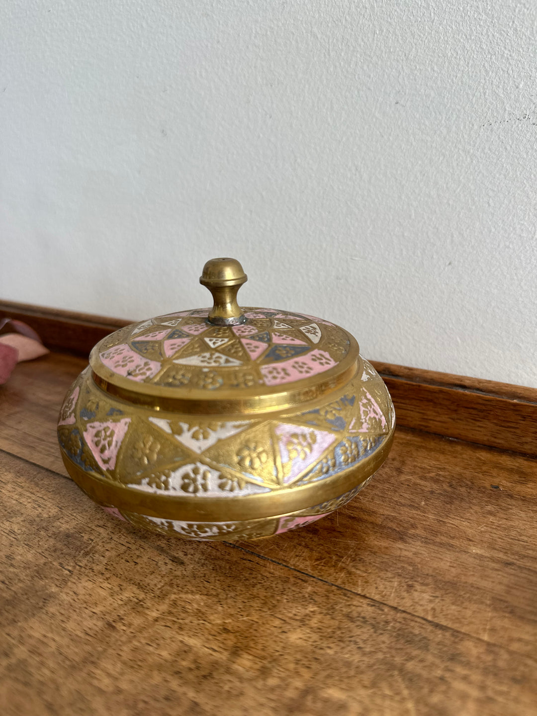 Bonbonnière en laiton émaillé or et rose
