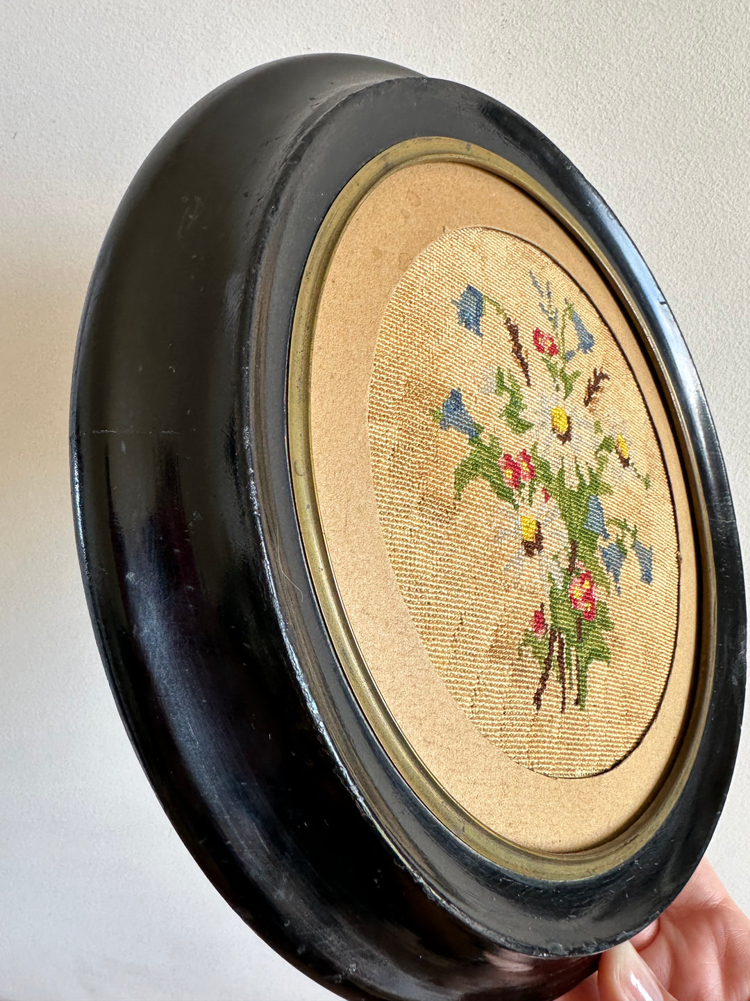 Broderie florale 19ème cadre en bois rond foncé