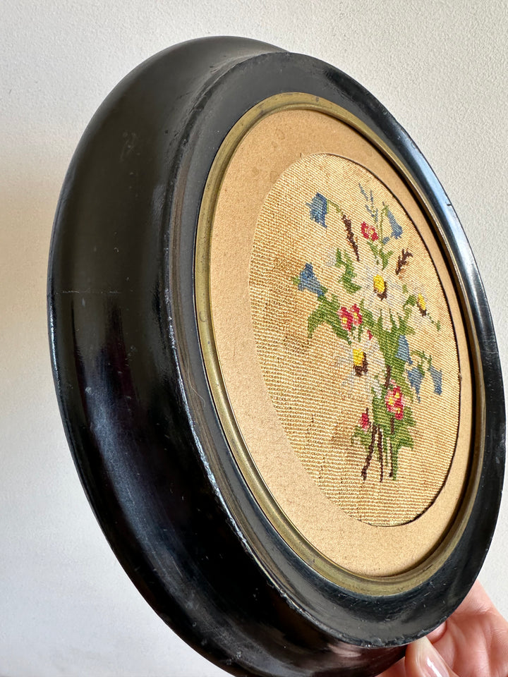 Broderie florale 19ème cadre en bois rond foncé