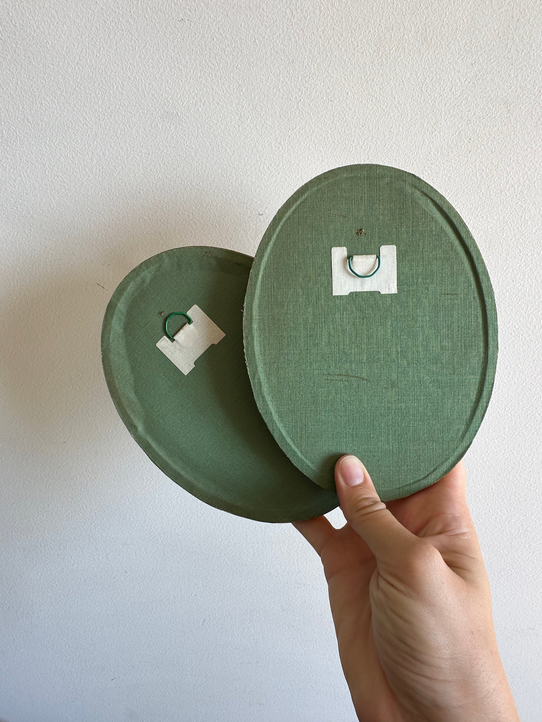 Broderies XIXème encadrées pourtour tissu vert