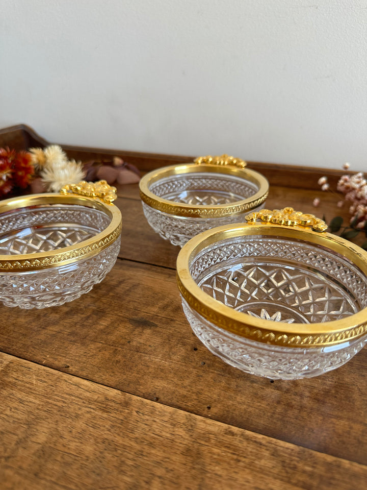 Coupelles en verre moulé cerclé de métal doré travaillé