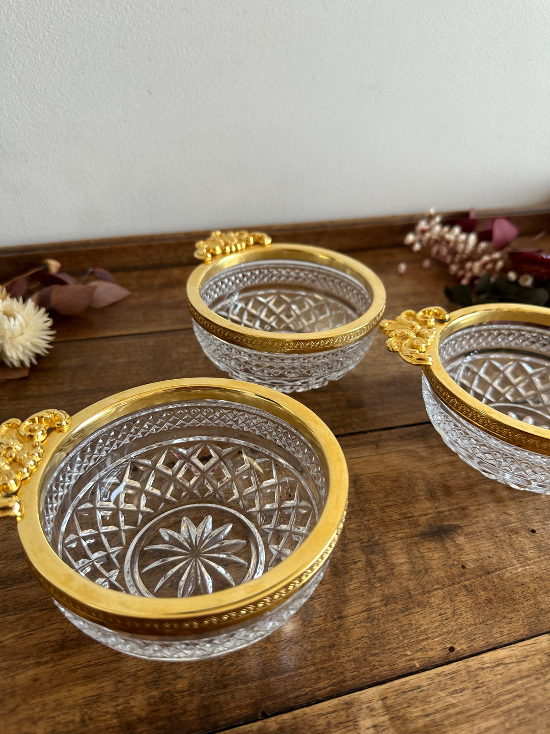 Coupelles en verre moulé cerclé de métal doré travaillé