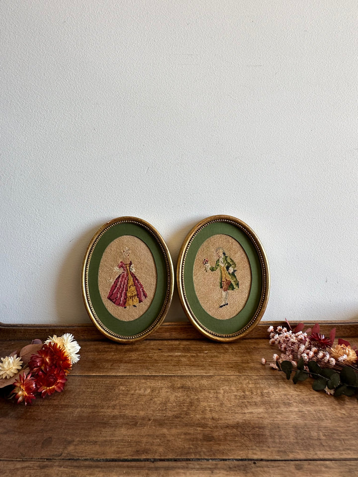 Broderies XIXème encadrées pourtour tissu vert