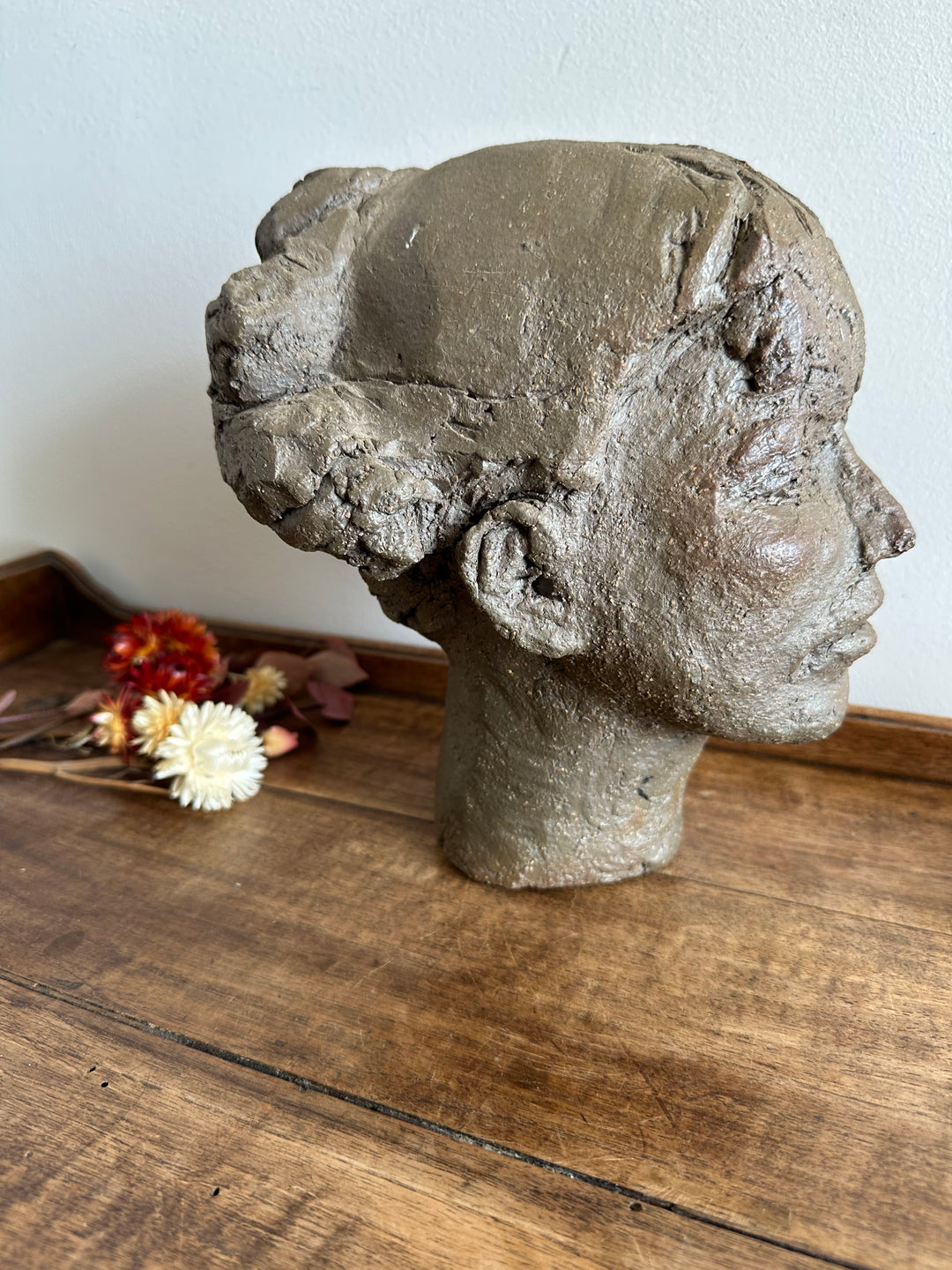 Sculpture en argile visage jeune femme