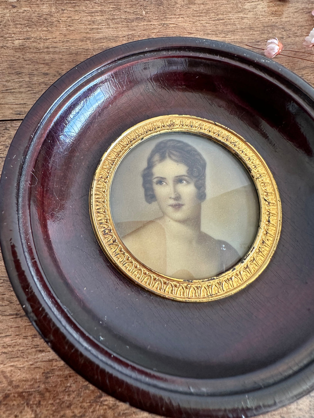 Médaillon miniature portrait de femme années 30 cerclé de laiton doré