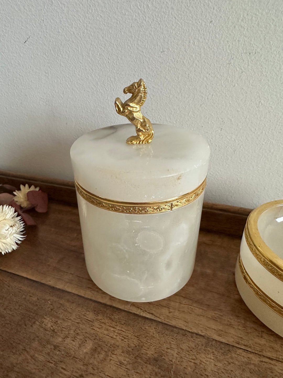 Pot en albâtre et bronze avec deux coupelles assorties