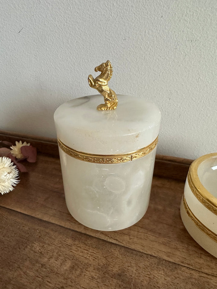 Pot en albâtre et bronze avec deux coupelles assorties