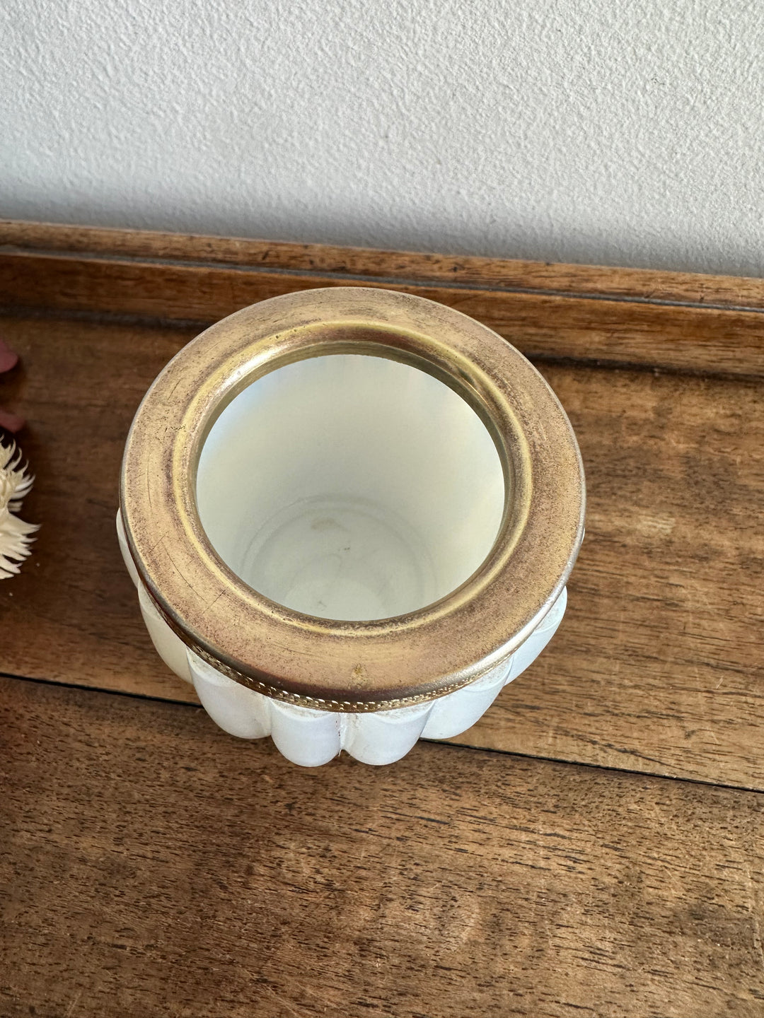 Pot en opaline cerclé de bronze doré