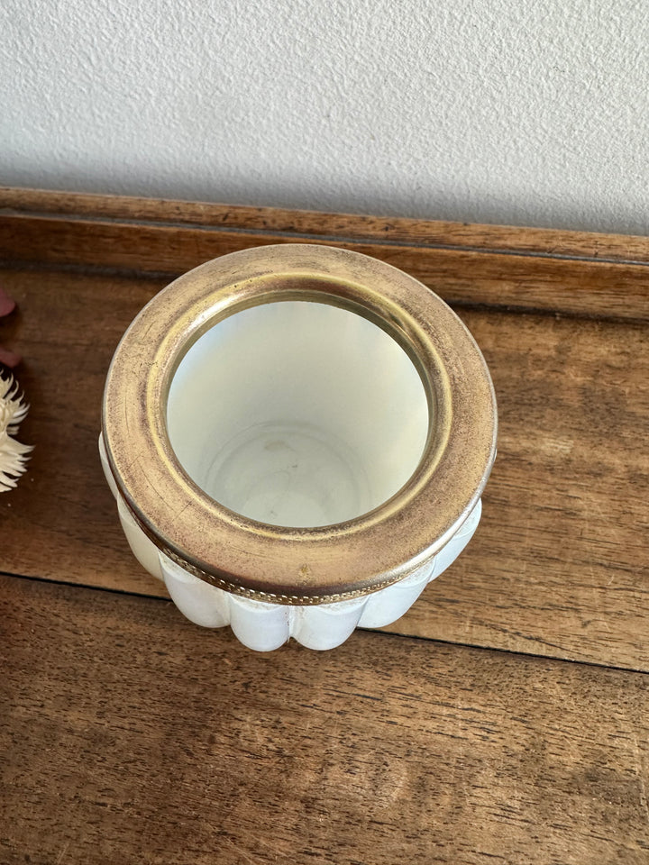 Pot en opaline cerclé de bronze doré