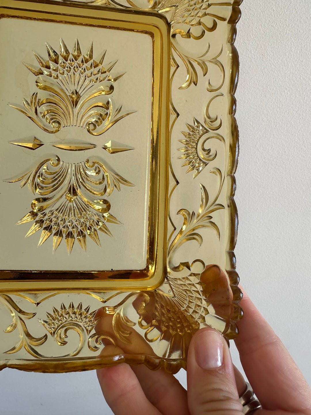 Plateau vide poche en verre taillé jaune