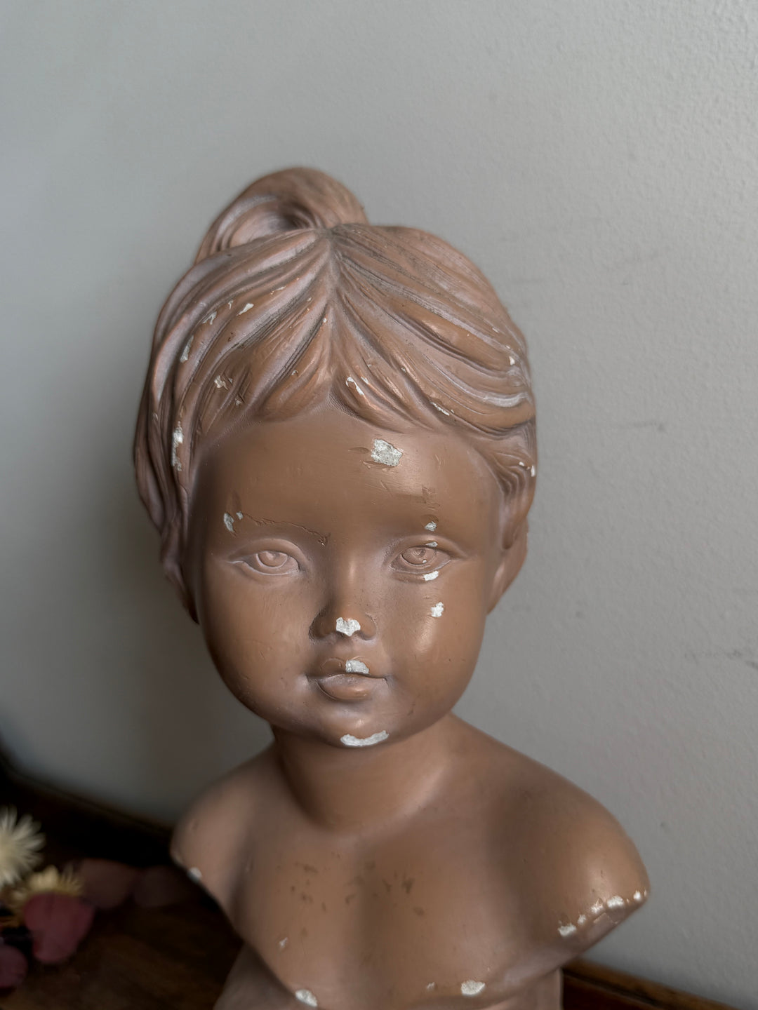 Buste jeune fille en platre rose