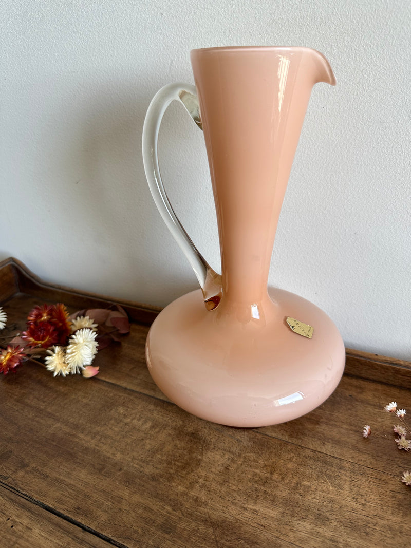 Vase en opaline rose avec anse