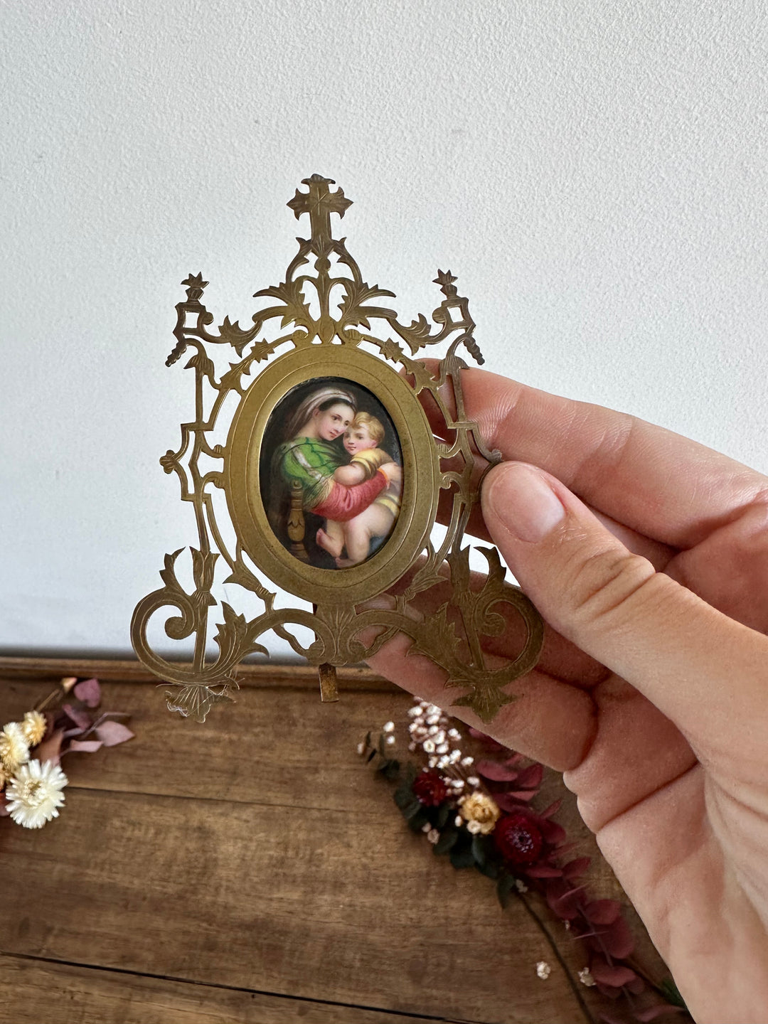 Autel de voyage religieux sur porcelaine structure en laiton