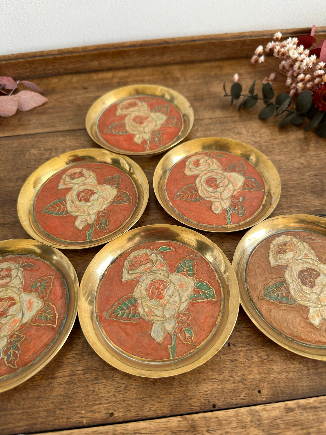 Coupelles en laiton émaillé tons orangés motifs roses blanches