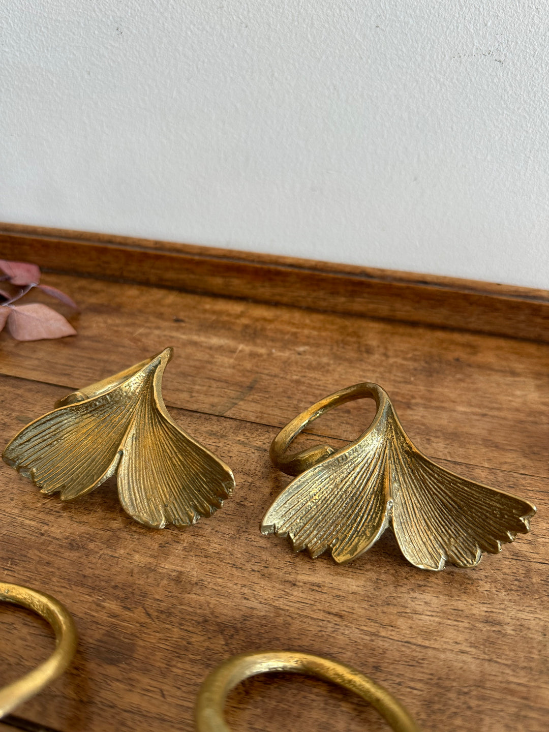 Ronds de serviettes en laiton doré motifs feuilles de chêne