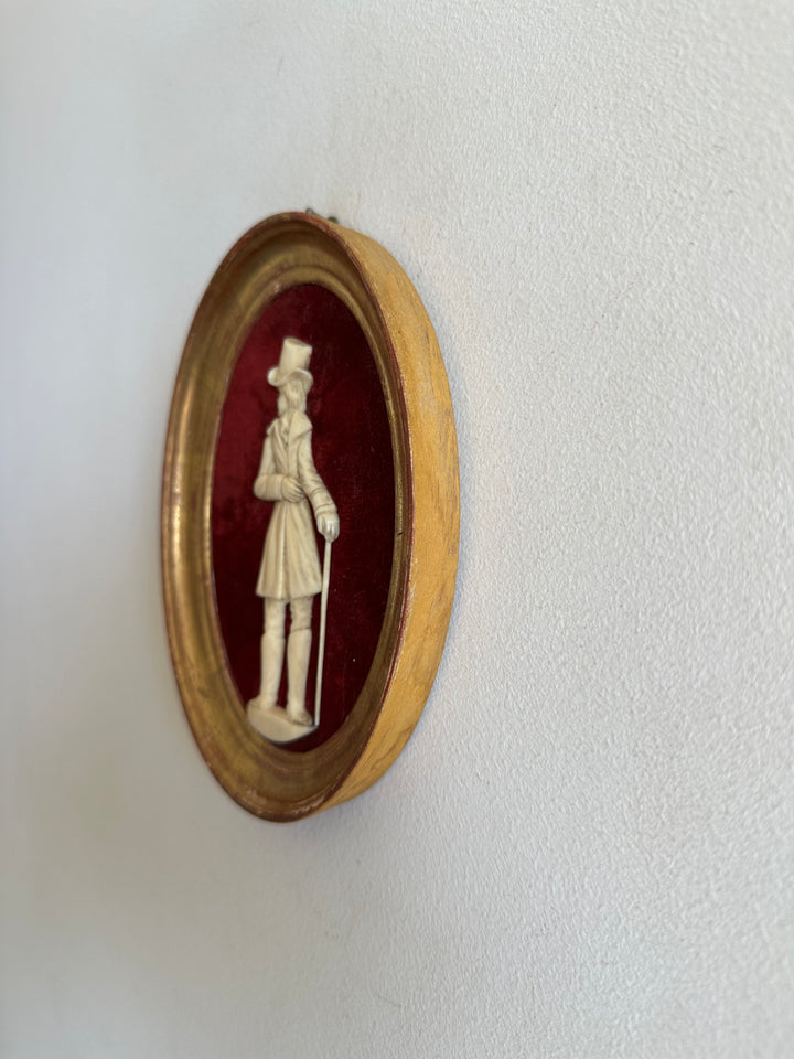 Miniatures en ivoire sur velours 19ème