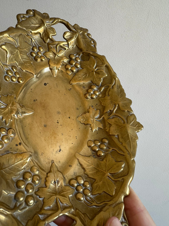 Vide-poches en métal doré orné de feuilles en relief
