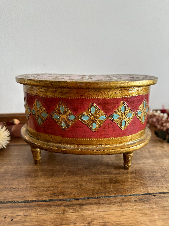Coffre en demi lune style florentin rouge et or