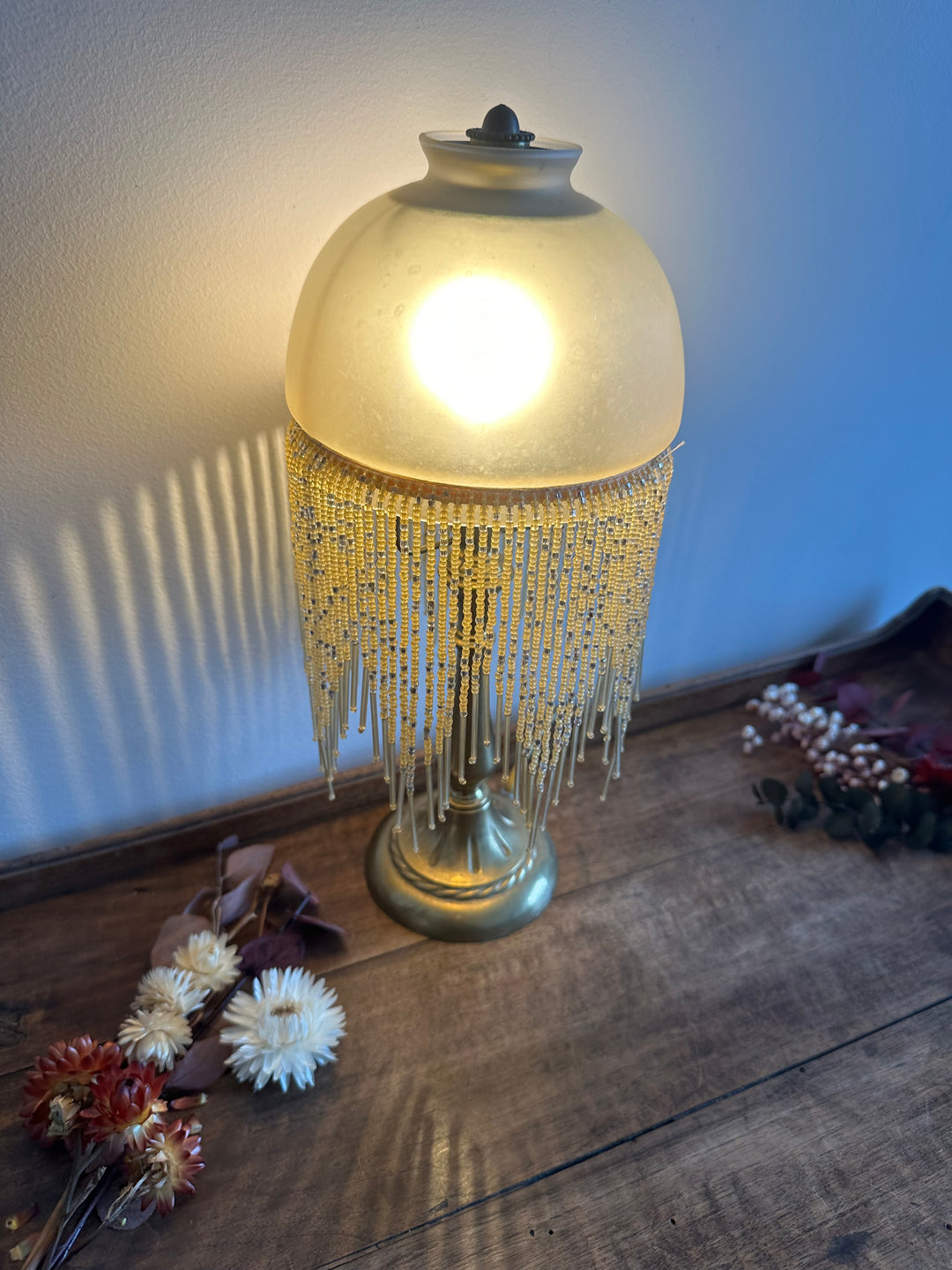 Lampe de chevet style Charleston globe orangé à perles années 70