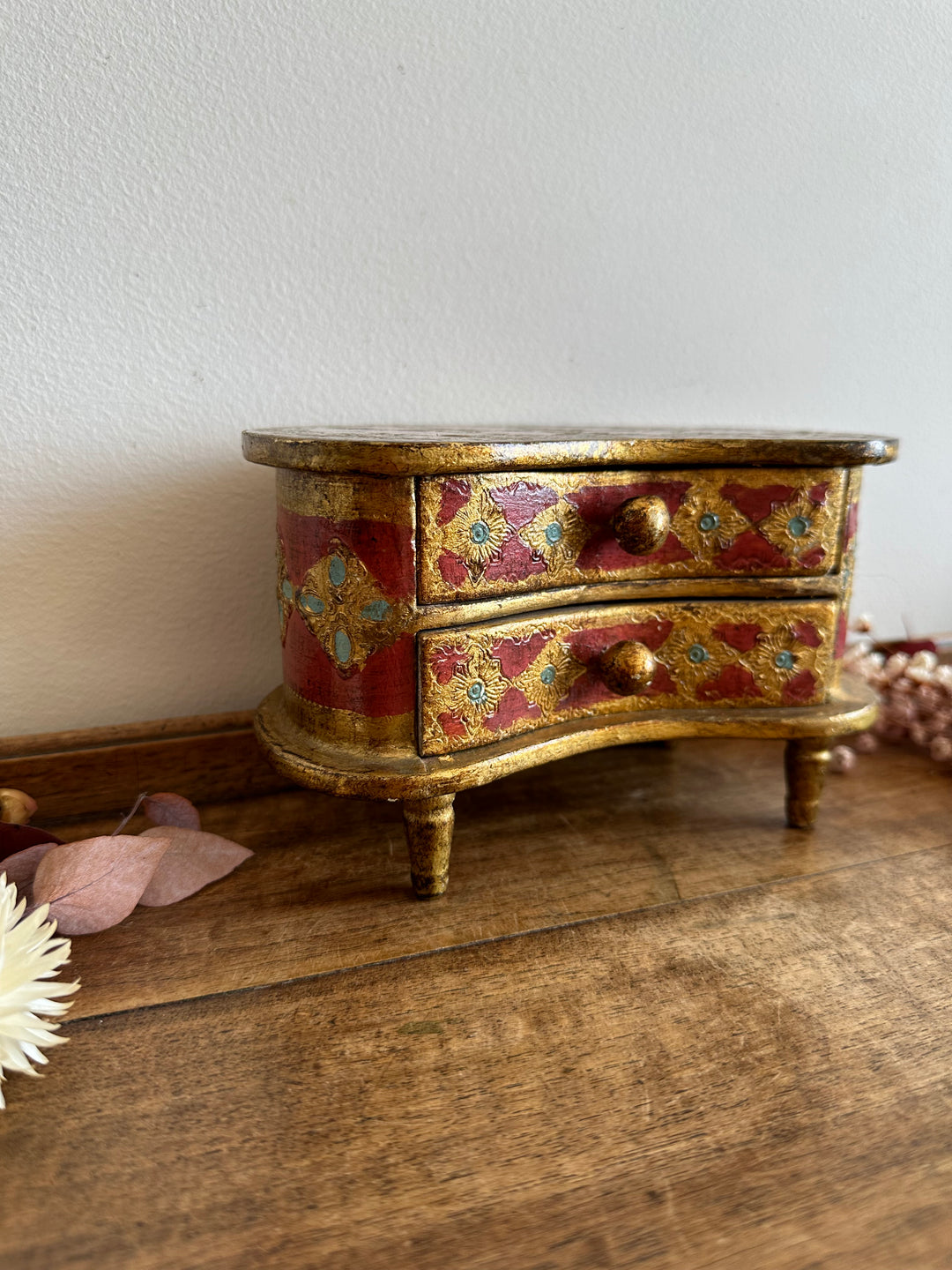 Coffre en demi lune style florentin rouge et or