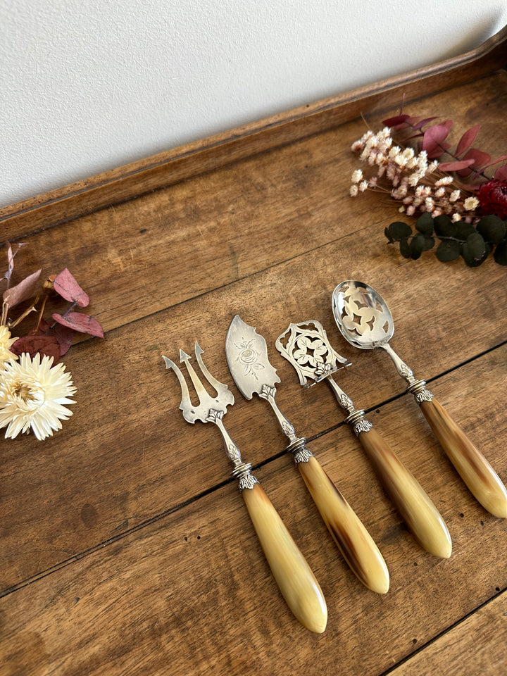 Couverts de service en métal argenté manches en bakélite